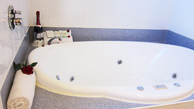 Queen Spa Suite at Dalby Mid Town Motor Inn